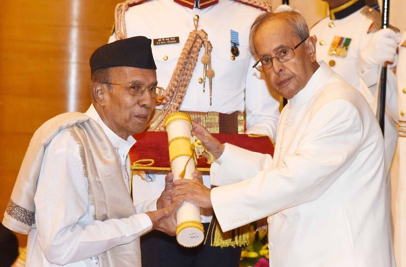 Former President Pranab Mukherjee presenting the Padma Shri Award to Pandit Tulsidas Borkar, at a Civil Investiture Ceremony, at Rashtrapati Bhavan, in New Delhi on 28 March, 2016. Facebook/ Ministry of Information & Broadcasting, Government of India